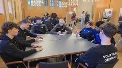 Auch interkulturelles Lernen gehört zum Turnier-Programm, wie hier im Rolandsaal des Altstädtischen Rathauses.