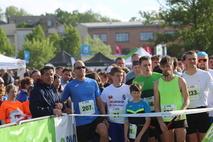 Oberbürgermeister Steffen Scheller im Gespräch mit Läufern