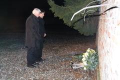 Stadtverordnetenvorsitzender Walter Paaschen und Bürgermeister Steffen Scheller bei der Kranzniederlegung