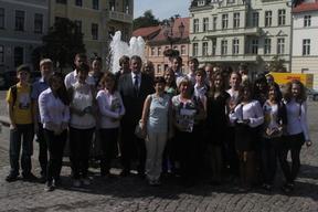 Gruppenbild vor dem Springbrunnen am Rathaus