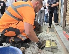 Die Stolpersteine werden verlegt.