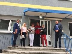 Andreas Griebel (links) ziegt den Anwesenden die GU Fohrder Landstraße