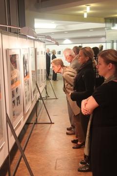 Die Plakat- und Fotoausstellung im Foyer fand großes Interesse