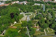 Luftbild auf den Marienberg mit Friedenswarte, alles in saftigem grün