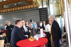 An den Tischen kam es in den Pausen zu angeregten Gesprächen.