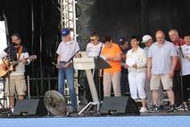 Der Musiker Robby Schulze trat mit einem Chor auf.