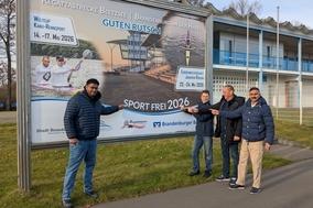 Auf der Regattastrecke bewirbt ein Großplakat die Großereignisse 2026.