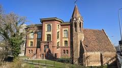 Die Wredow'sche Zeichenschule mit der "verrückten" Jakobskapelle.