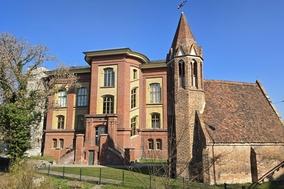 Die Wredow'sche Zeichenschule mit der "verrückten" Jakobskapelle.