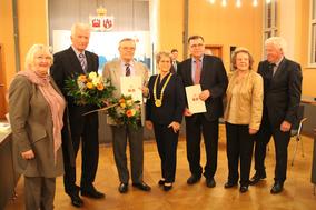 Gruppenbild mit den Trägern der Ehrenmedaille