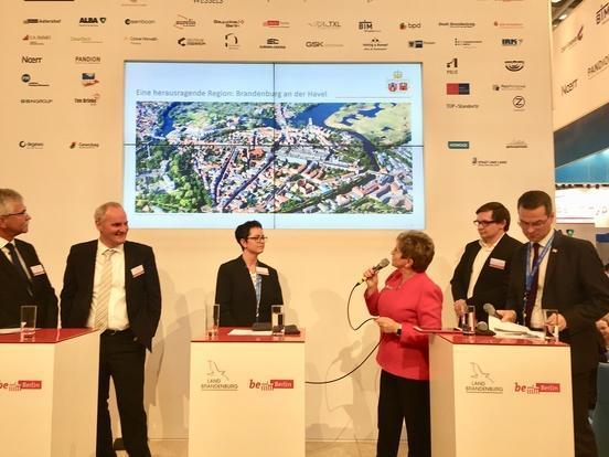 Oberbürgermeisterin Dietlind Tiemann präsentiert auf der EXPO REAL in München auf der Bühne des Gemeinschaftsstandes Berlin-Brandenburg die Stadt Brandenburg an der Havel. 
