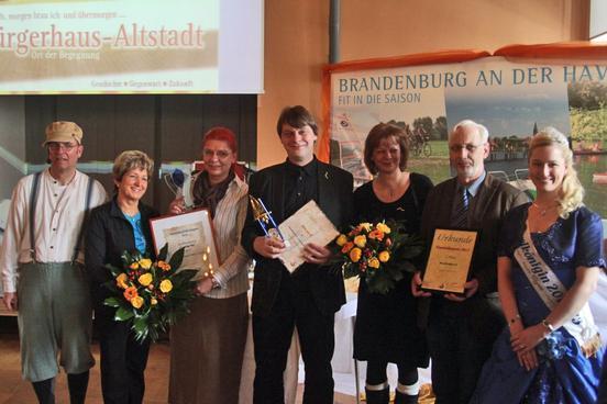 Die Preisträger (neben der Oberbürgermeisterin Petra Stehlin, neben der Havelkönigin 3 Vertreter des Vereins "Die Altstädter e.V."