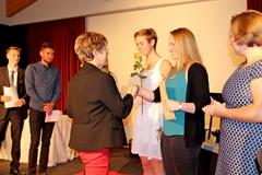 Oberbürgermeisterin Dr. Dietlind Tiemann gratuliert den Preisträgern.