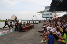 Trommler vor der Bühne.