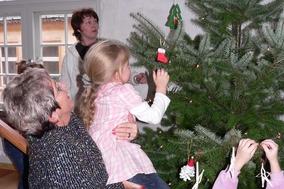 Kita-Knirpse schmücken Weihnachtsbaum