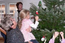 Kita-Knirpse schmücken Weihnachtsbaum
