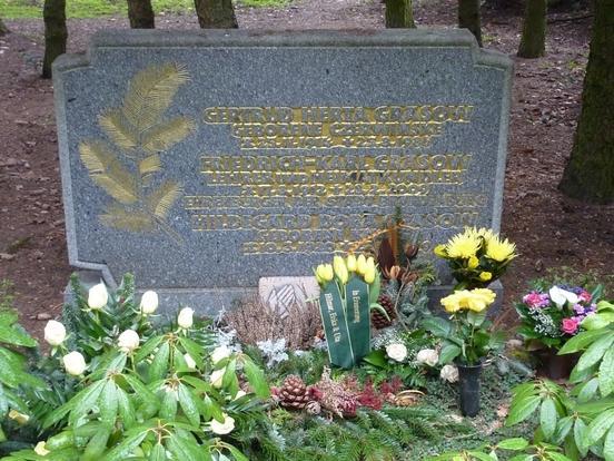 Kränze am Grab des Ehrenbürger Friedrich-Karl Grasow niedergelegt