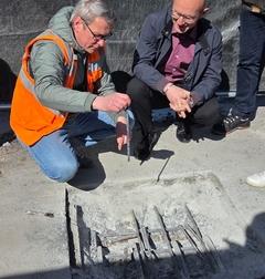 Oberbürgermeister Daniel Keip und Tiefbauamtsleiter Christian Fuß verfolgten eine der Probenentnahmen.