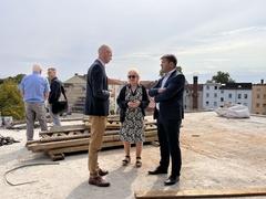 Oberbürgermeister Steffen Scheller (rechts) im Gespräch mit Dr. Gerrit Fleige (links) und Gabriele Wolter.