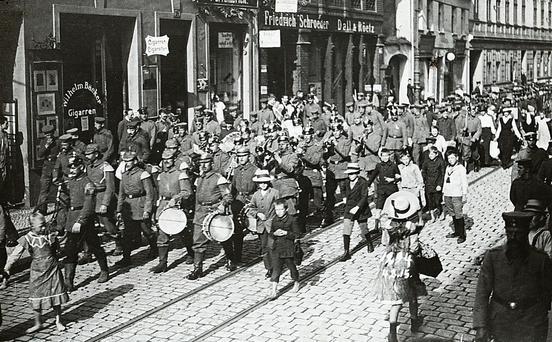 "Ziehen wir in den Krieg", Fotografie von 1915, Fotosammlung Stadtmuseum Brandenburg an der Havel