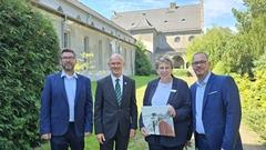 Geschäftsführer Rudolf Knedlik, Oberbürgermeister Daniel Keip sowie die Betriebsleiter Ute Walkusch und Steffen Triebat vor dem Krematorium.
