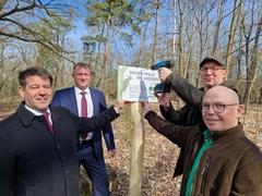 Oberbürgermeister Steffen Scheller, Beigeordneter Thomas Barz, Stadtförster Thomas Meier, PEFC-Regionalmanager Tim Rosenfeld beim Anbringen der Tafel.