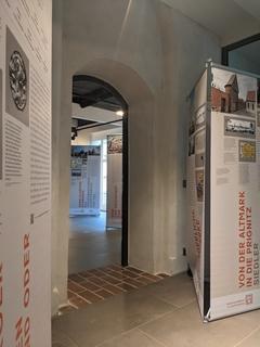 Blick in die Ausstellung im Gotischen Haus (Foto: S. Petersen, Stadtmuseum Brandenburg an der Havel)