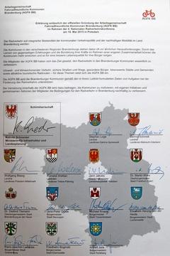 Die 13 Gebietskörperschaften bilden die Arbeitsgemeinschaft, die von der Schirmherrin Infrastrukturministerin Kathrin Schneider einen Scheck i.H.v. 136.000 EUR erhalten hat.