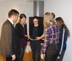 Oberbürgermeister zeigt seine Amtskette