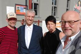 André Sole-Bergers mit Lebenshilfe-Vorstand Matthias Pietschmann und Mitrbeitern vor der Gedenkstätte.