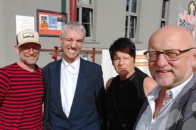 André Sole-Bergers mit Lebenshilfe-Vorstand Matthias Pietschmann und Mitrbeitern vor der Gedenkstätte.