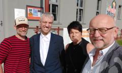 André Sole-Bergers mit Lebenshilfe-Vorstand Matthias Pietschmann und Mitrbeitern vor der Gedenkstätte.