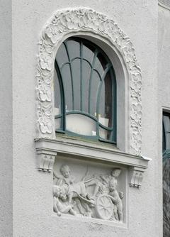 Verziertes rundes Fenster.