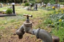 Wasser auf dem Friedhof gibt es derzeit nicht überall.