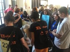 Azubis der Stadtverwaltung beim verhandeln