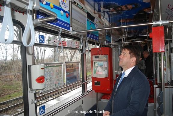 Oberbürgermeister Steffen Scheller freut sich über die gelungene EM-Werbung in der VBBr-Straßenbahn.