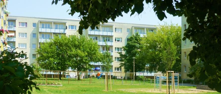 fünfstöckiger Wohnblock mit begrünten Innenhof