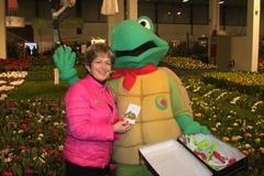 Dietlind Tiemann mit Felix, dem Maskottchen der igs 2013 in Hamburg, wo in diesem Jahr die Staffelstabübergabe an für die BUGA 2015 Havelregion stattfinden wird.