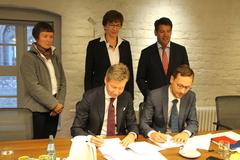 vorn im Bild von li. nach re.; Stefan Otte (ILB), Stephan Falk (WOBRA) dahinter: Andrea Kutzop, Fachbereichsleiterin Stadtplanung der Stadt Brandenburg an der Havel, Bauministerin Kathrin Schneider und Oberbürgermeister Steffen Scheller