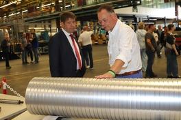 Standortleiter Matthias Rößling erklärt ein Bauteil.