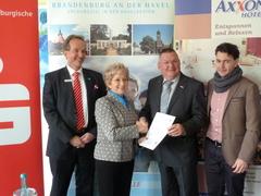 Oberbürgermeisterin übergibt Förderbescheid.