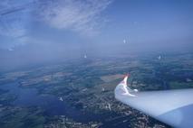 Segelflieger über dem Beetzsee nahe der Regattastrecke.