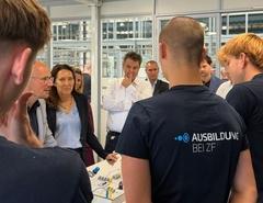 Oberbürgermeister Daniel Keip und IHK-Potsdam-Präsidentin Ina Hänsel im Gespräch für ZF-Azubis.