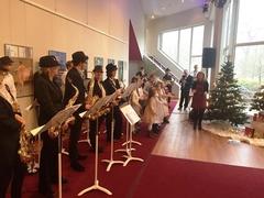 Vorprogramm mit Bigband und Kinderchor