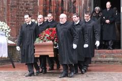 Nach dem Gottesdienst wird der Sarg aus dem Brandenburger Dom getragen.