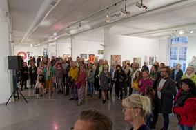 Zur Vernissage und Finissage ist das Besucherinteresse besonders groß.