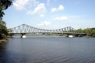 Autobrücke über dem Gewässer