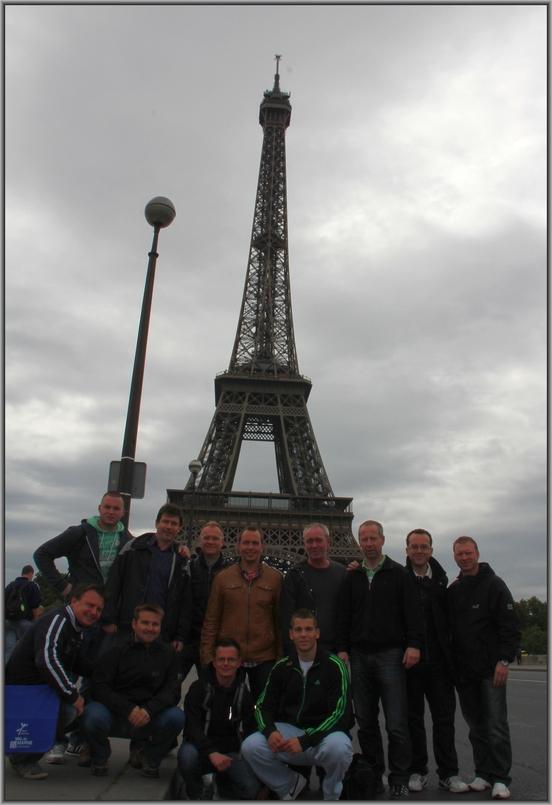 Reisende der Verwaltung vor dem Eiffelturm