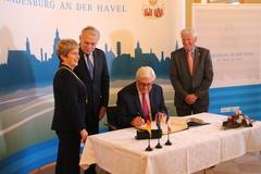 Auch Frank-Walter Steinmeier trägt sich ins Goldene Buch der Stadt ein.