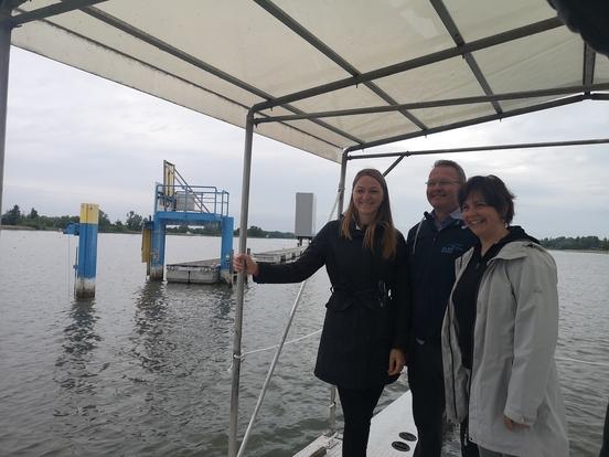 Liz Soutter, Sebastian Franke und Ana Nikolic (v.l.n.r.) bei der Rundfahrt über den Beetzsee.